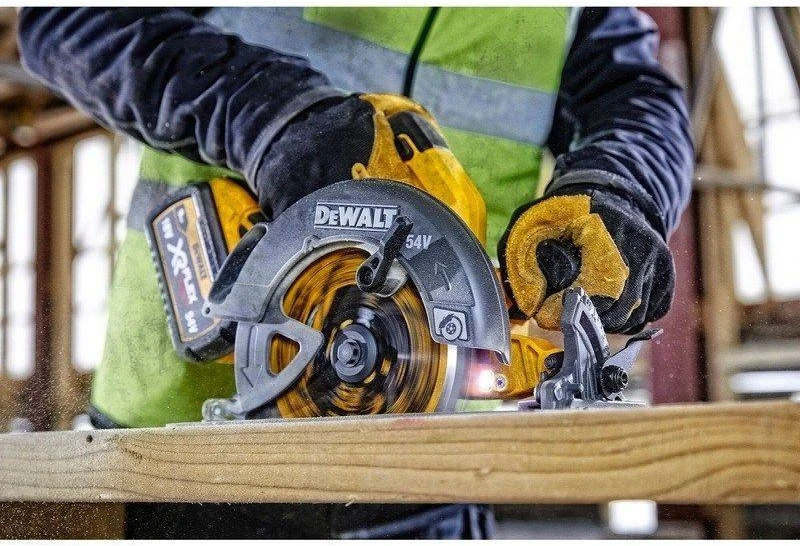 Akumuliatorinis diskinis pjūklas DeWalt FlexVolt DCS578NT-XJ; 54 V (be akumuliatoriaus ir pakrovėjo)
