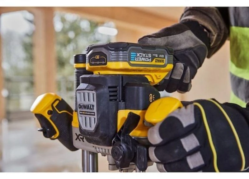 Freza DeWalt DCW620NT-XJ; 18 V (be akumuliatoriaus ir pakrovėjo)