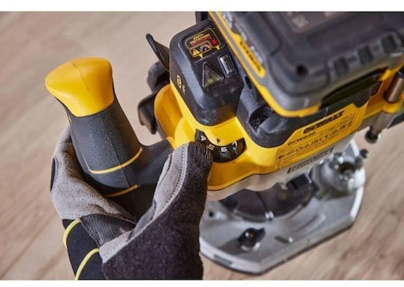 Freza DeWalt DCW620NT-XJ; 18 V (be akumuliatoriaus ir pakrovėjo)