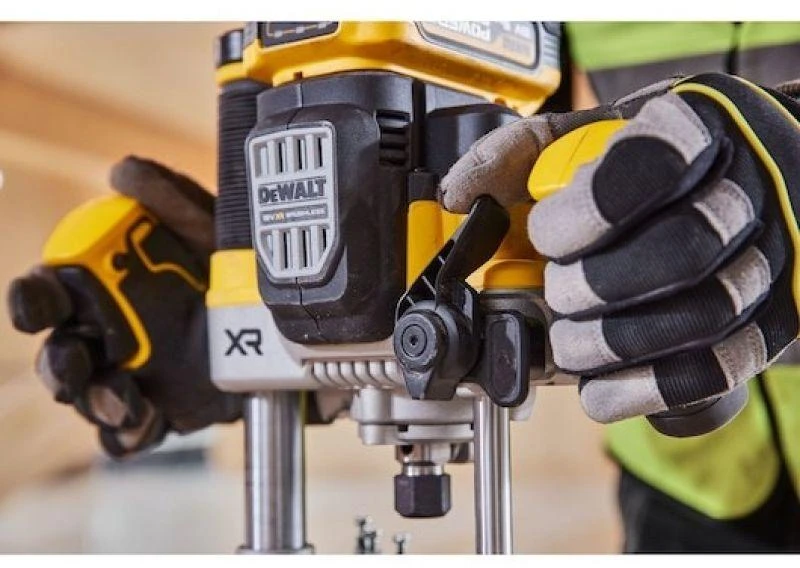 Freza DeWalt DCW620NT-XJ; 18 V (be akumuliatoriaus ir pakrovėjo)