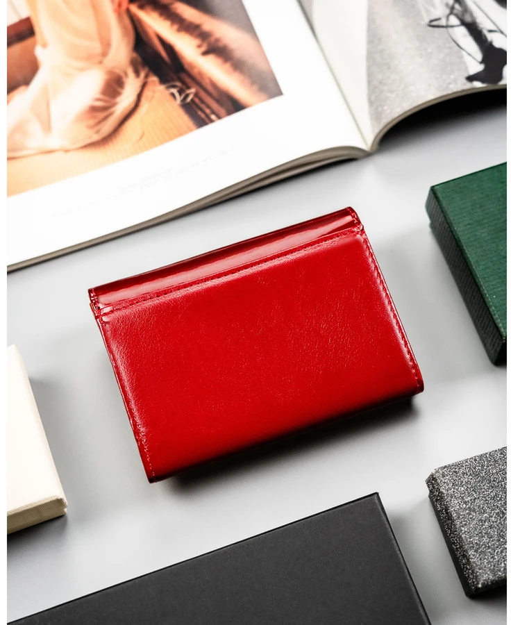 Didelis, lakuotas moteriškas piniginė iš natūralios ir ekologiškos odos raudonos spalvos, užsegama spaustuku - Rovicky