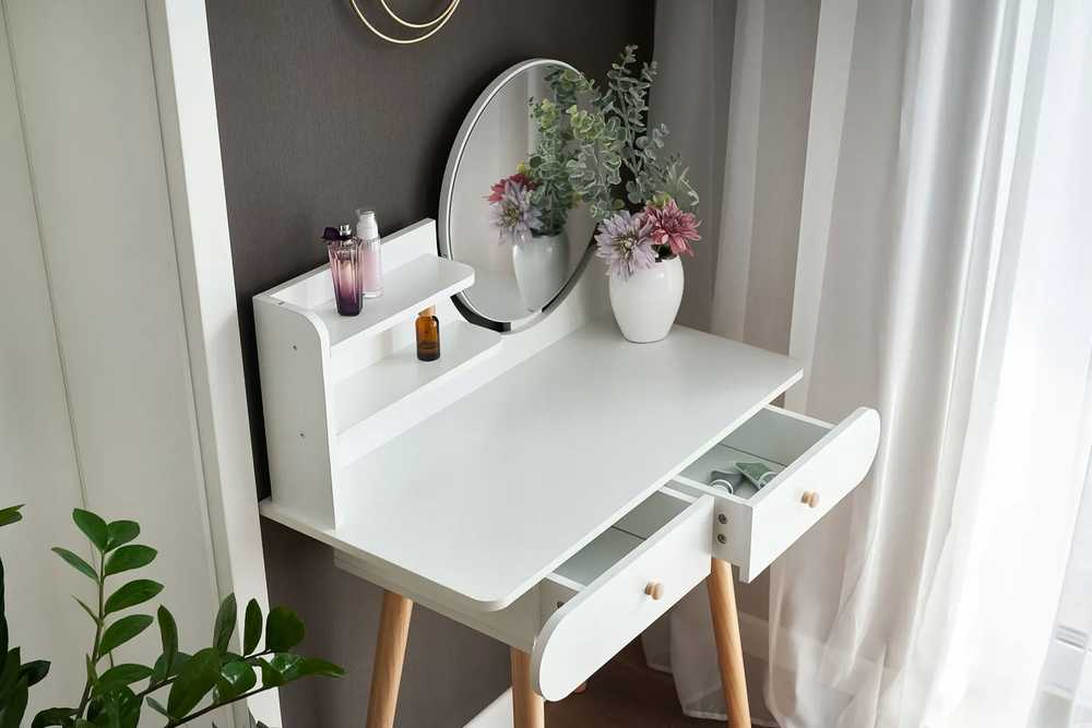 Modernhome Modernus kosmetinis staliukas su veidrodžiu ir lentynomis