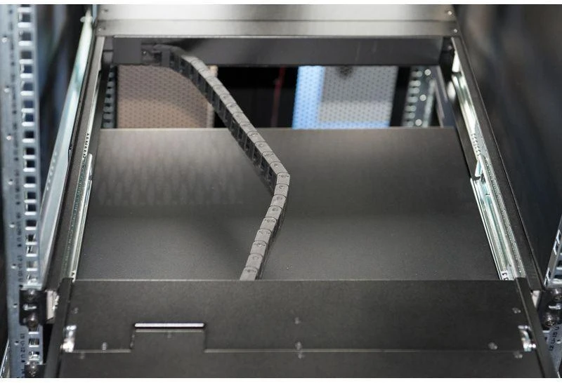Assmann Electronic DIGITUS modulinė 48,3 cm 19 colių TFT konsolė su 8 prievadų KVM US klaviatūra RAL 9005 juodos spalvos