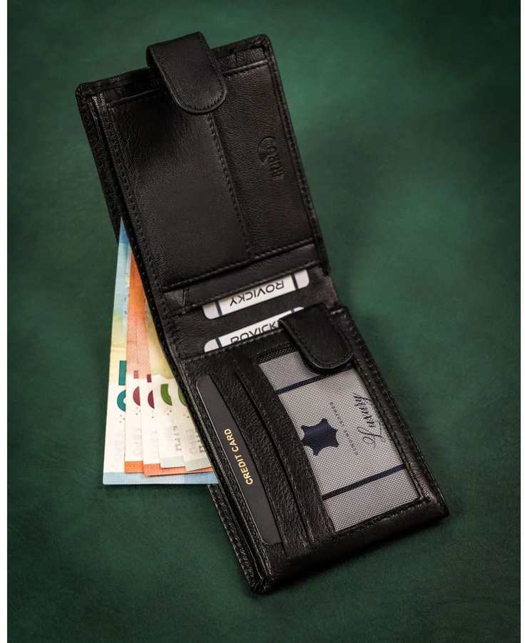 Duży, skórzany portfel męski w czarnym kolorze wyposażony w system RFID, uždaromas zatrzaskiem - Rovicky