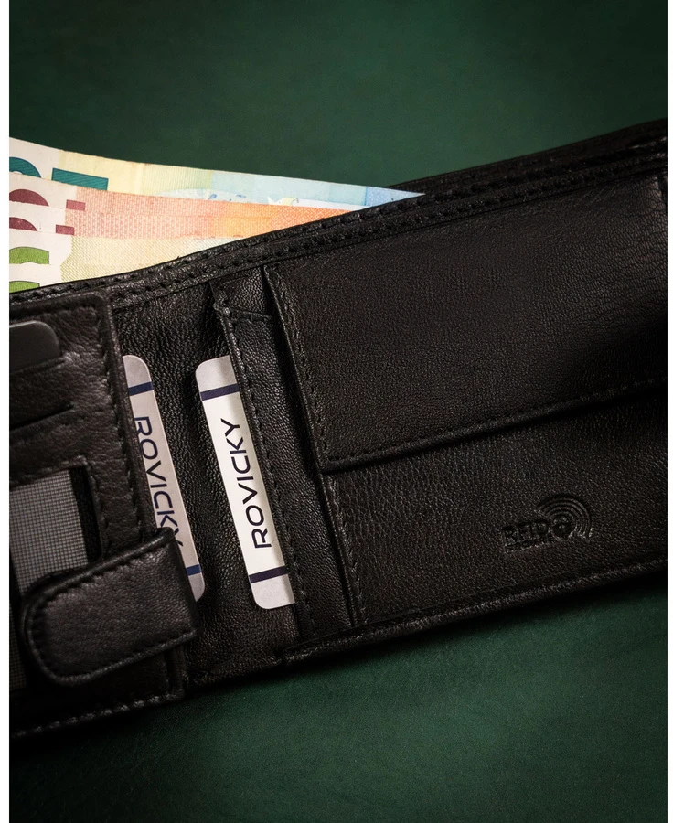 Duży, skórzany portfel męski w czarnym kolorze wyposażony w system RFID, uždaromas zatrzaskiem - Rovicky