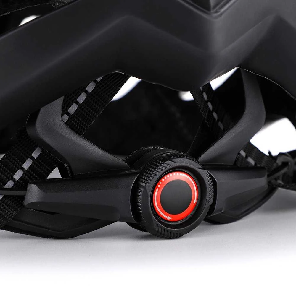 Dviratininko šalmas MTB Wozinsky su odpinanym daszkiem i tylną lampką USB 54-57 cm - juoda-balta