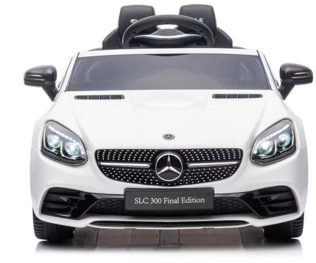 Elektrinis automobilis Mercedes SLC 300 – pramogai ir lavinančiam žaidimui lauke.