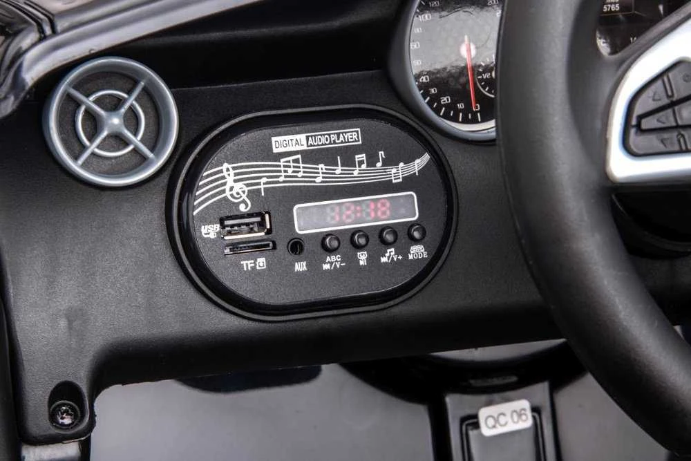 Elektrinis automobilis Mercedes SLC 300 – pramogai ir lavinančiam žaidimui lauke.
