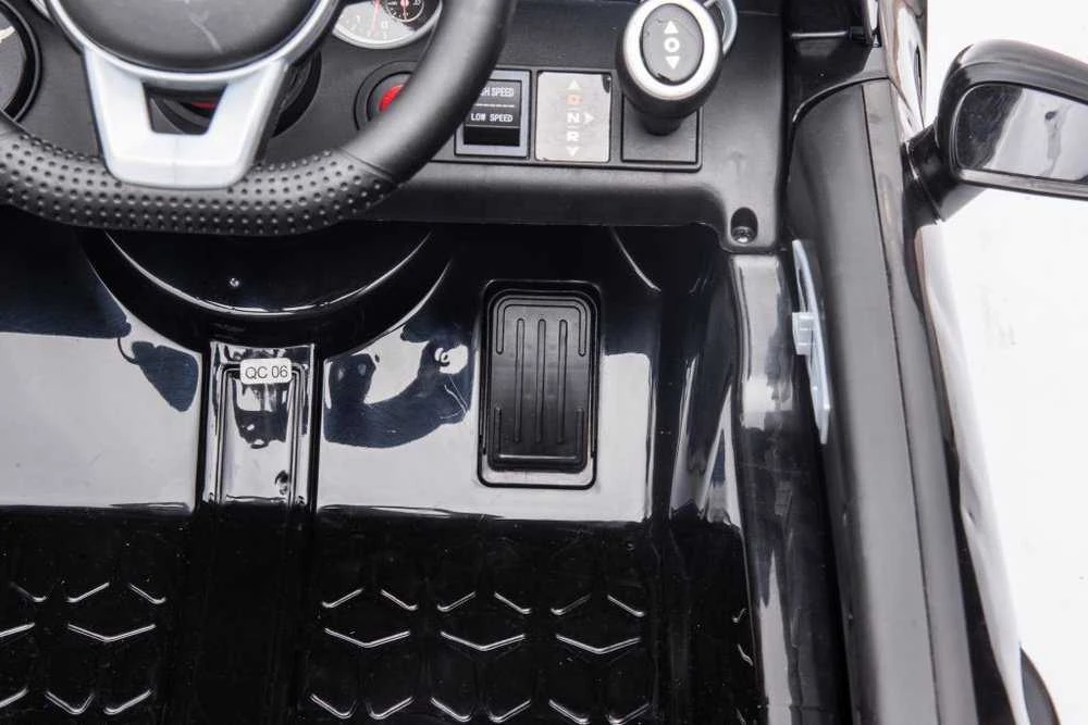 Elektrinis automobilis Mercedes SLC 300 – pramogai ir lavinančiam žaidimui lauke.