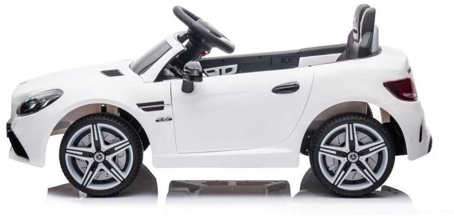 Elektrinis automobilis Mercedes SLC 300 – pramogai ir lavinančiam žaidimui lauke.