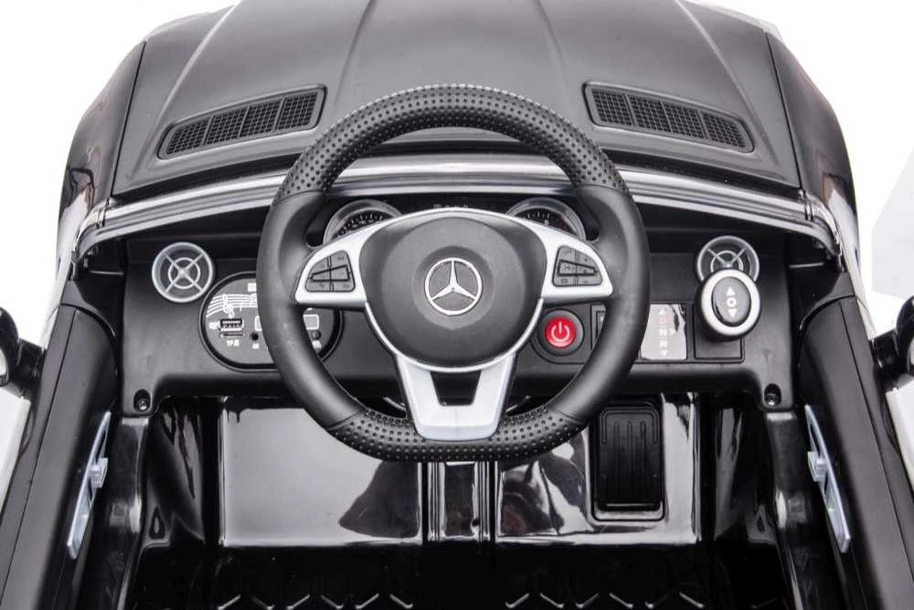 Elektromobilis Mercedes SLC 300 – mažiesiems vairuotojams smagiam pasivažinėjimui.