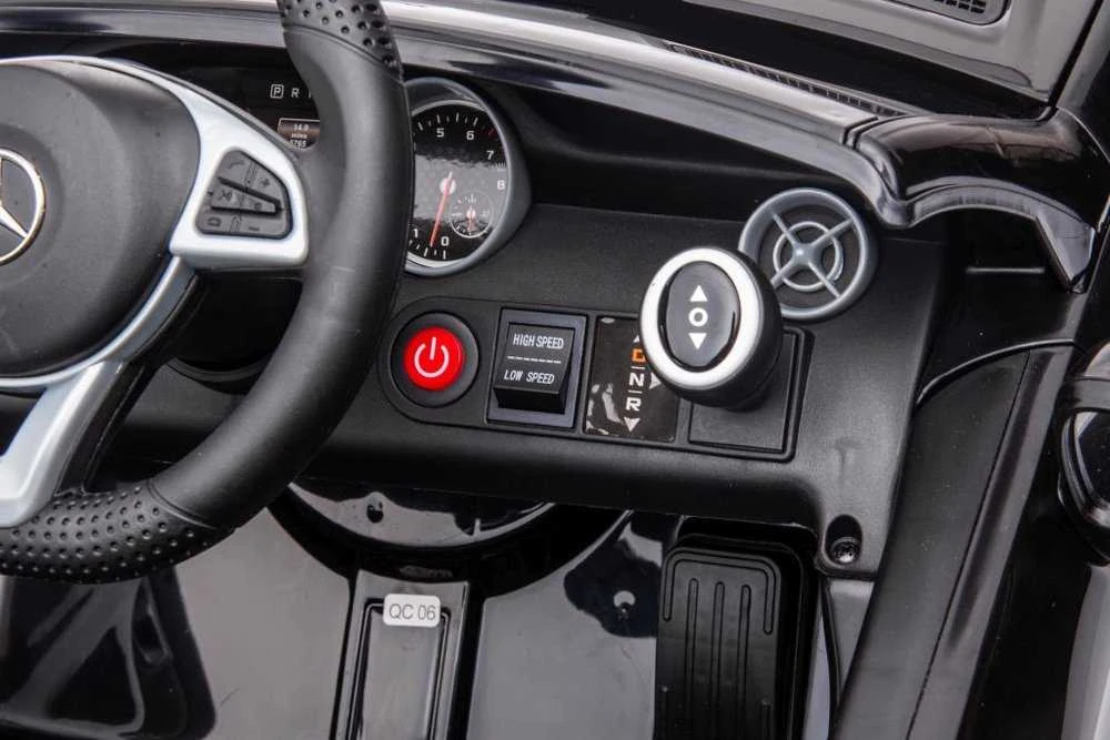 Elektromobilis Mercedes SLC 300 – mažiesiems vairuotojams smagiam pasivažinėjimui.