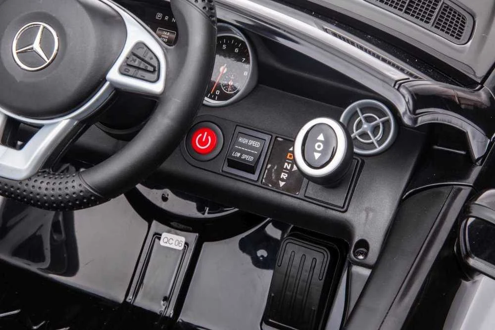 Elektromobilis Mercedes SLC 300 – smagiam ir saugiam vaikų vairavimo nuotykiui.