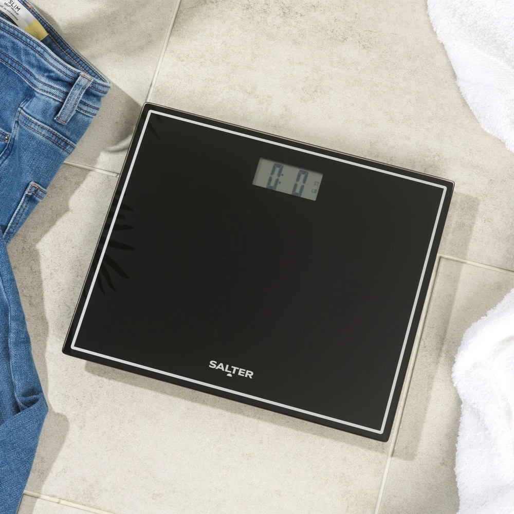 Elektroninės kūno svarstyklės su grūdinto stiklo platforma Salter, 150 kg, juodos