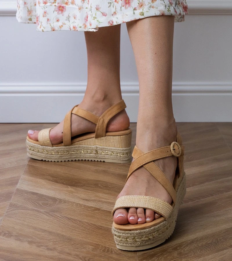 Espadrilės rudos vasarai su platforma ir pynimu