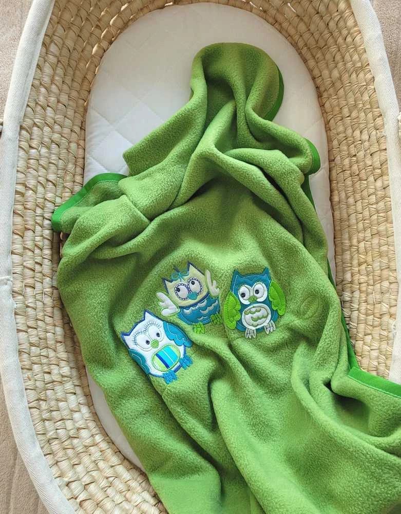 Fleecinis pledas su pelėdomis, žalias