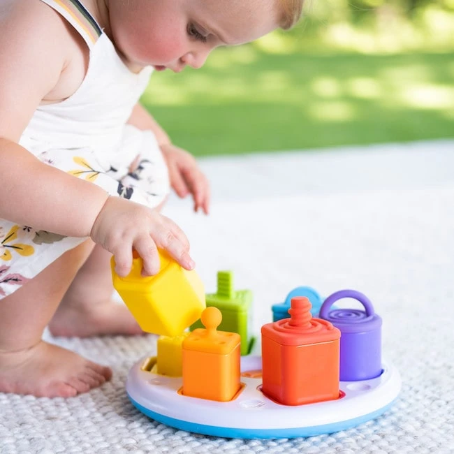 Fat Brain Toys Formų ir spalvų rūšiavimo žaidimas PLUGZY