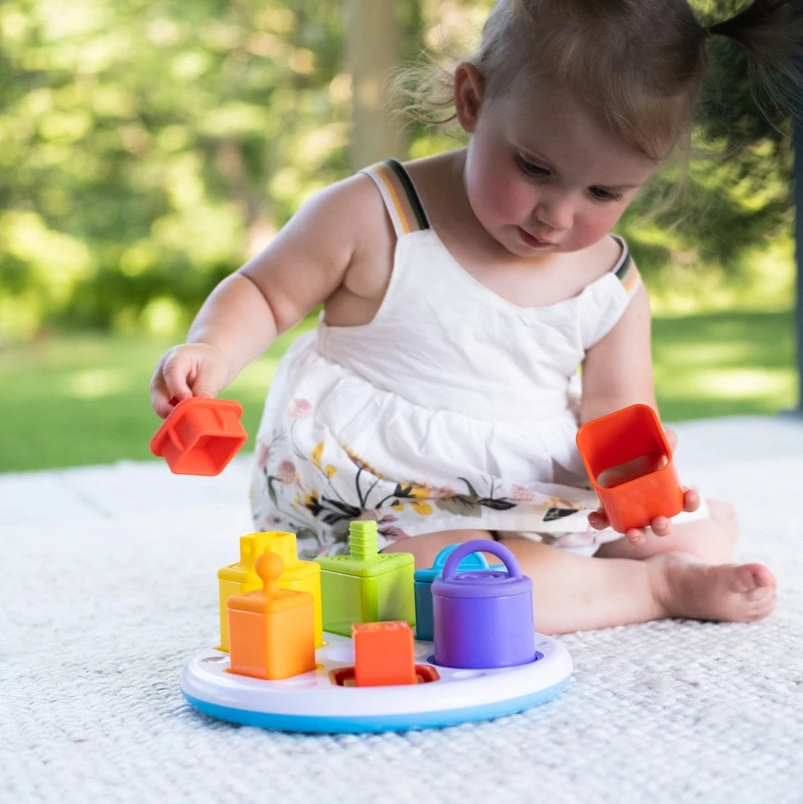 Fat Brain Toys Formų ir spalvų rūšiavimo žaidimas PLUGZY