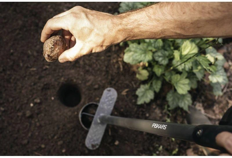 Fiskars Ergo ergonomiškas įrankis svogūnėlių sodinimui