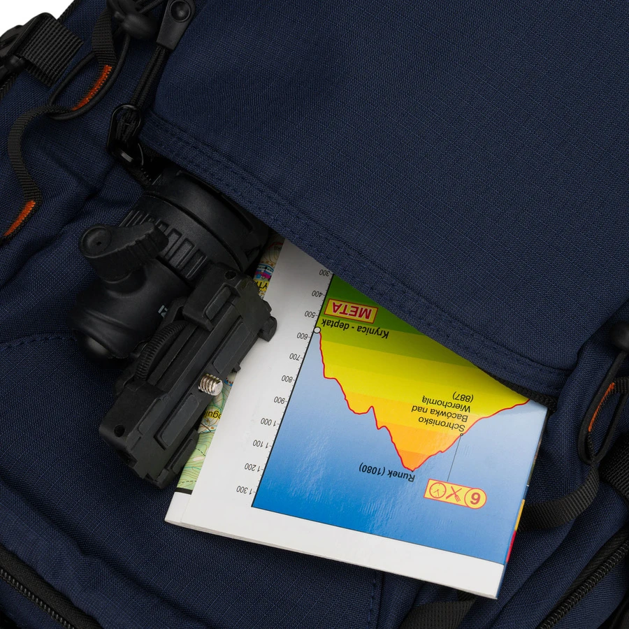 Granatowy, turistinis plecak wykonany su poliestru, wyposażony w przegrodę na laptopa - Peterson