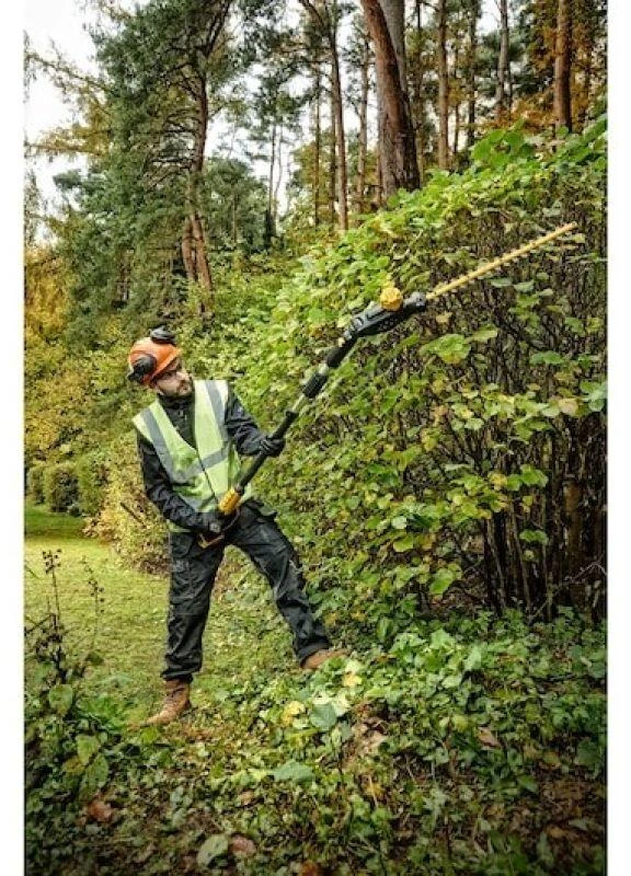 DEWALT akumuliatorinės gyvatvorių žirklės ilgu kotu DCMPH566P1 18V 55cm 1x5,0Ah