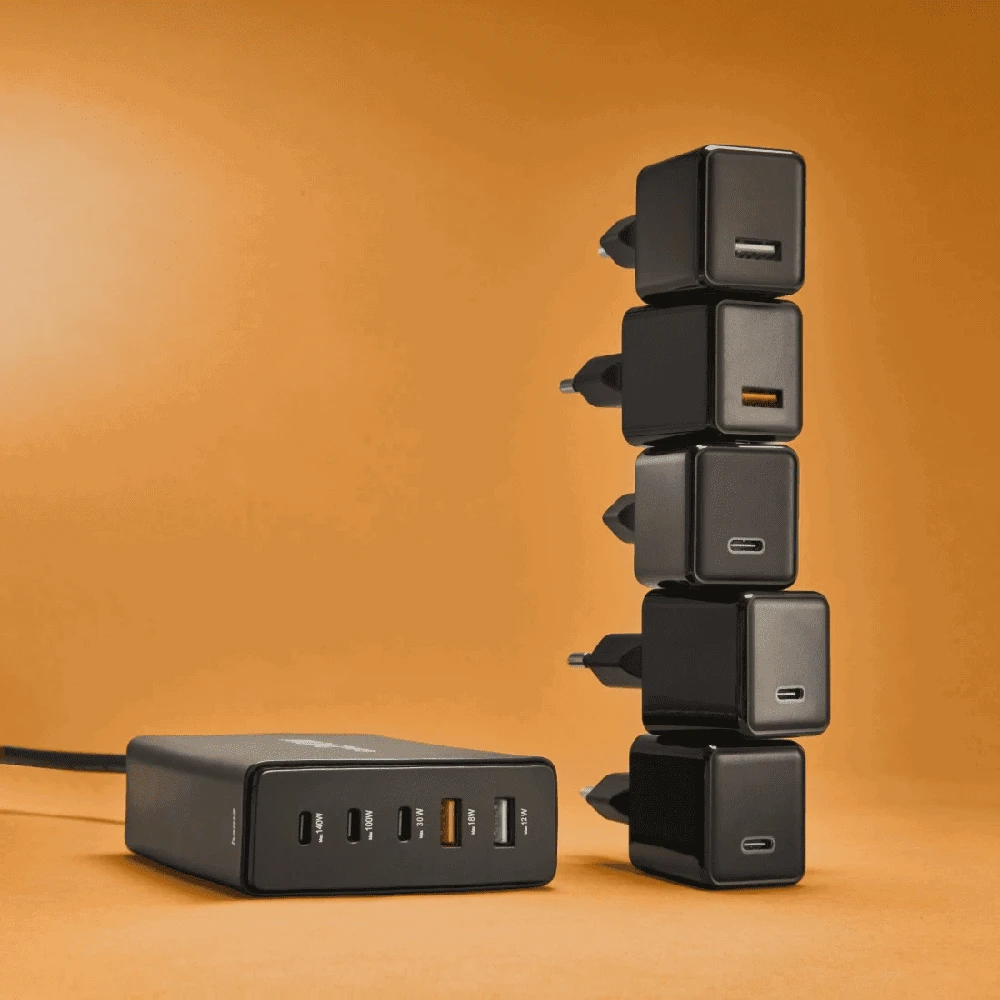 Hama GaN 140W PD/QC 3x USB-C, 2x USB-A juoda