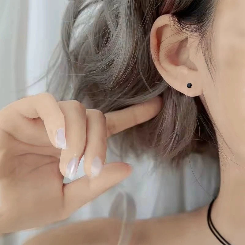 Helix auskarai Juodas 4mm