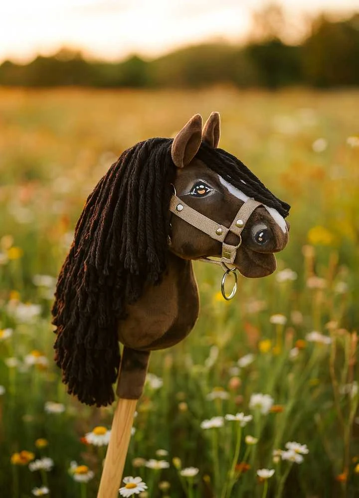 Hobby Horse lazdelinis arkliukas Premium tamsaus bėro atspalvio A5