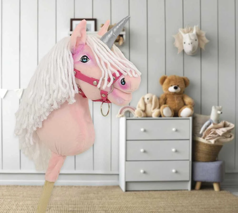 Hobby Horse vienaragis ant lazdos rožinis su balta karčiene ir sidabriniu ragu