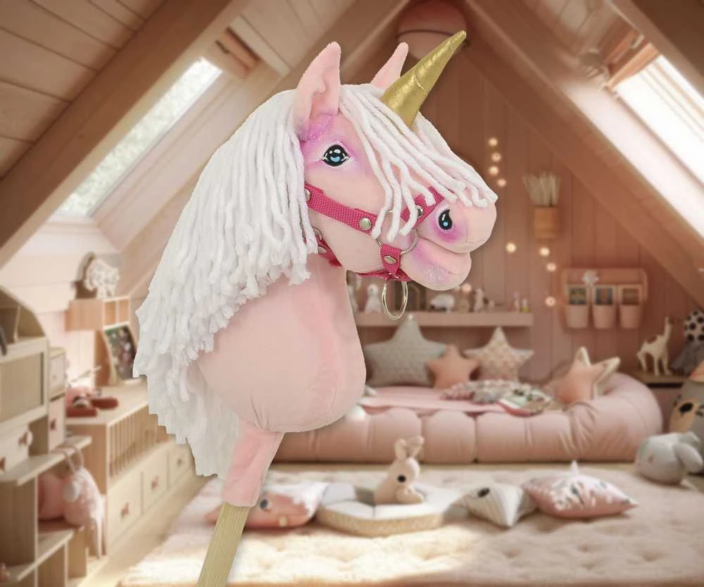 Hobby Horse vienaragis ant lazdos rožinis su balta karčiene ir auksiniu ragu