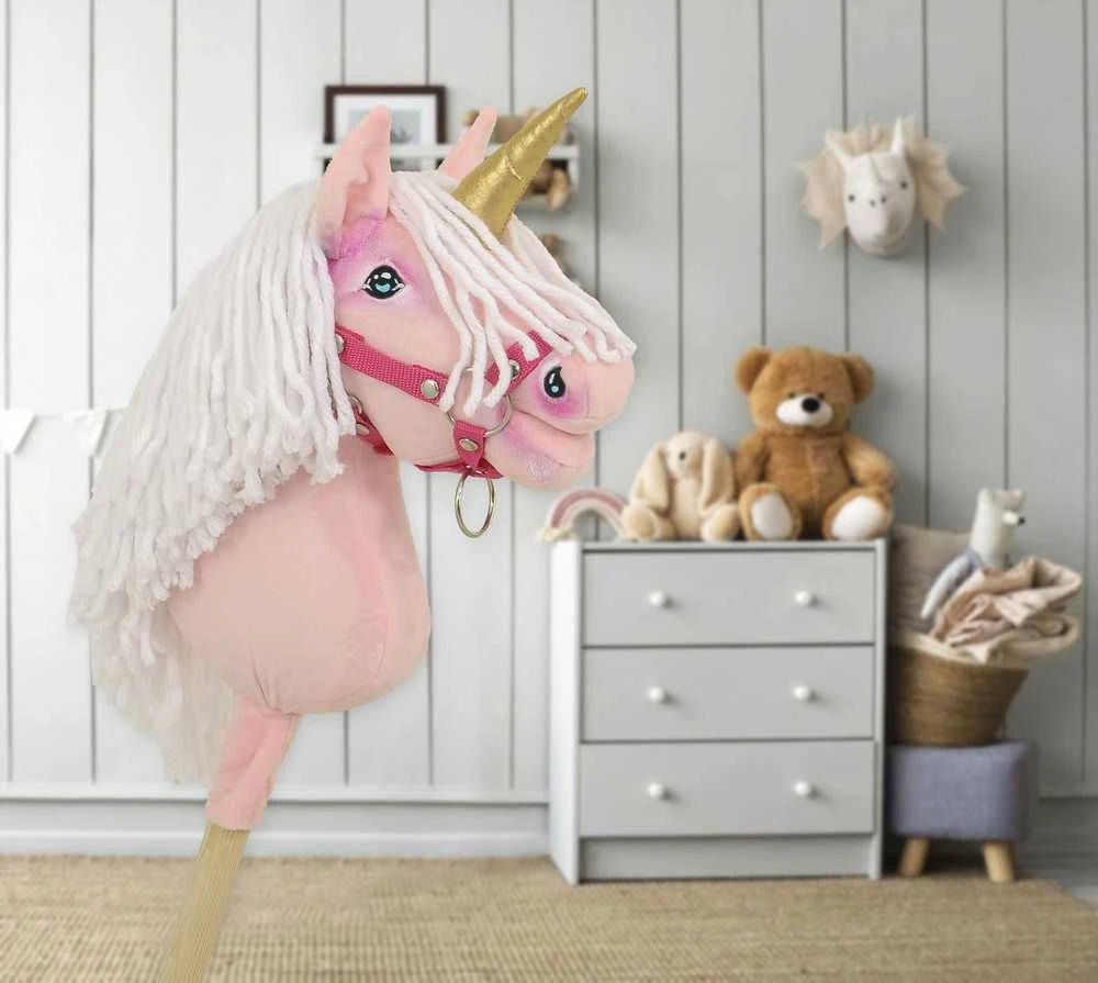 Hobby Horse vienaragis ant lazdos rožinis su balta karčiene ir auksiniu ragu