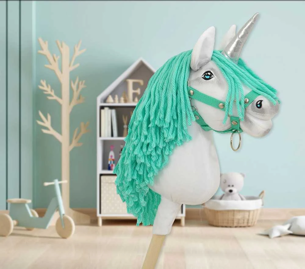 Hobby Horse vienaragis su lazda balta spalva su mėtų karčiais ir sidabriniu ragu