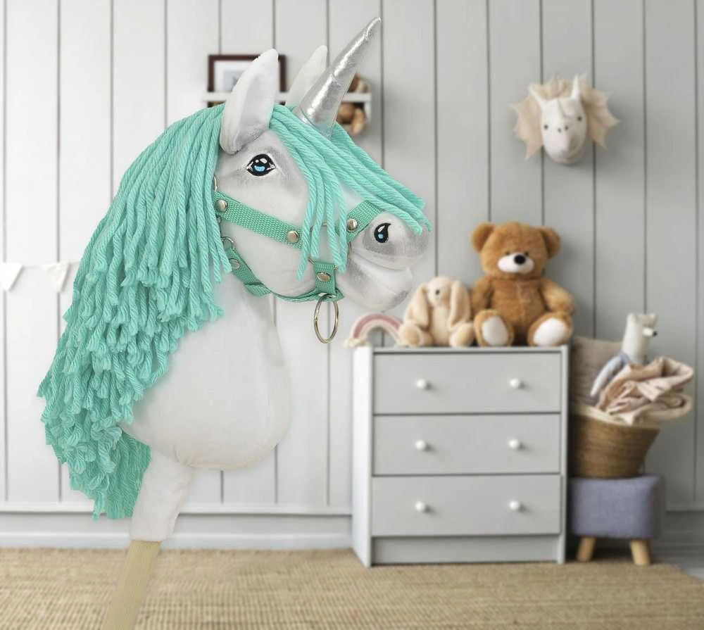 Hobby Horse vienaragis su lazda balta spalva su mėtų karčiais ir sidabriniu ragu