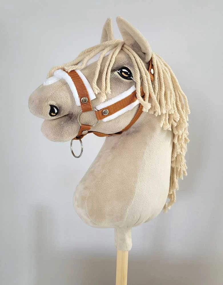 Super Hobby Horse Hobio žirgo kantaras su balta pūkuota apdaila ir pavadžiu