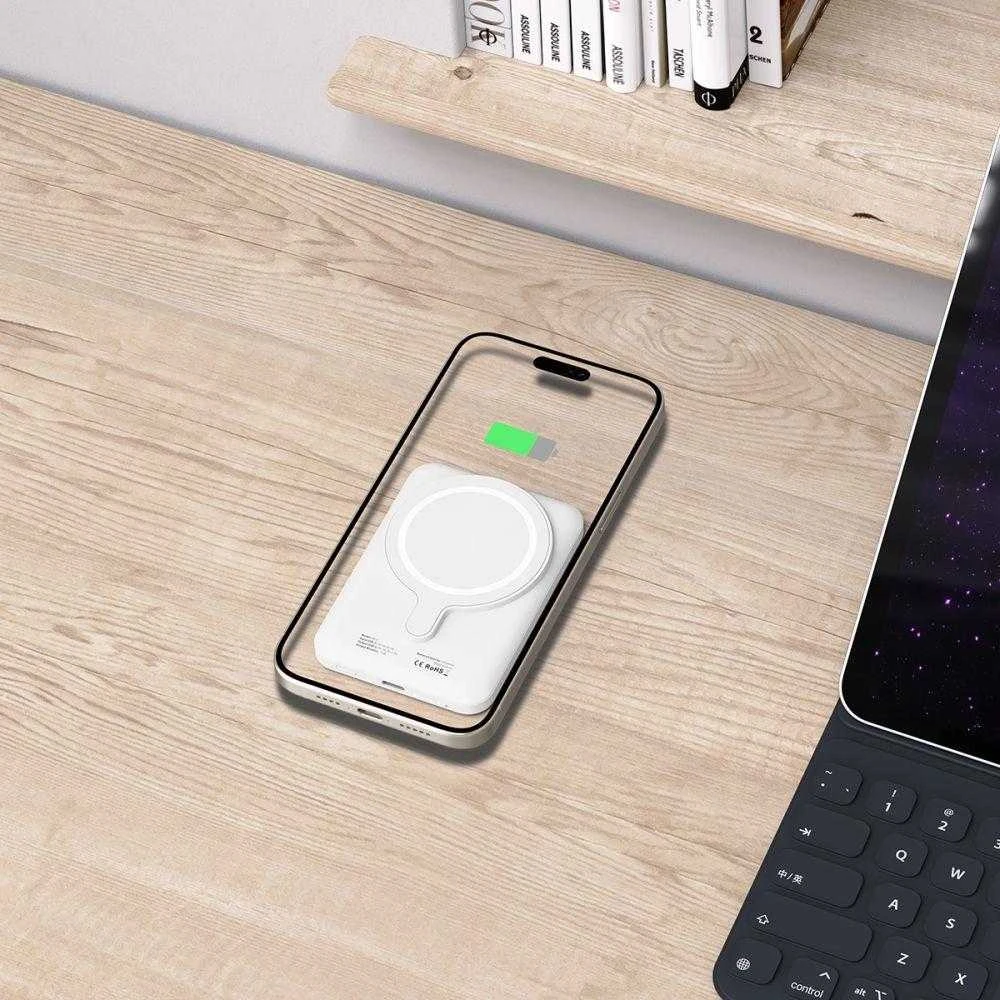„Tech-Protect LifeMag PB10“ nešiojamoji baterija su „MagSafe“ 5000mAh 15W USB-C prievadu – baltos spalvos + USB-C kabelis