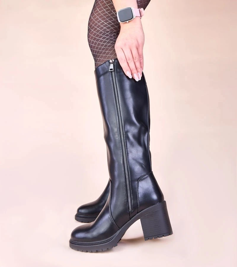 Ilgaauliai batai su elastinga įsiuva Akia – elegancijai ir patogumui vėsiomis dienomis.