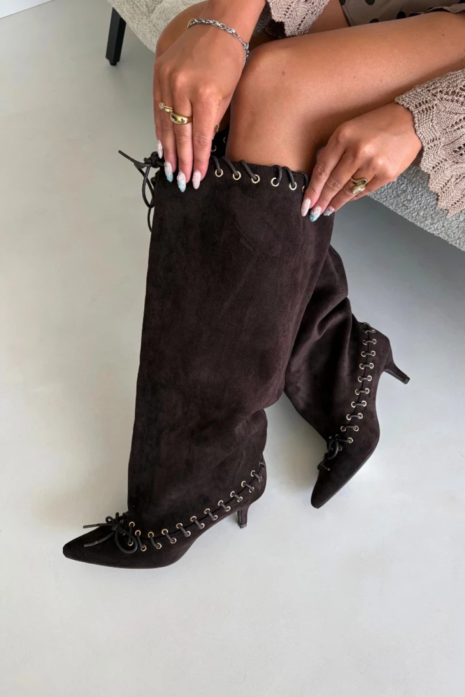 Ilgaauliai batai virš kelių su smailėjančia nosele Step in style