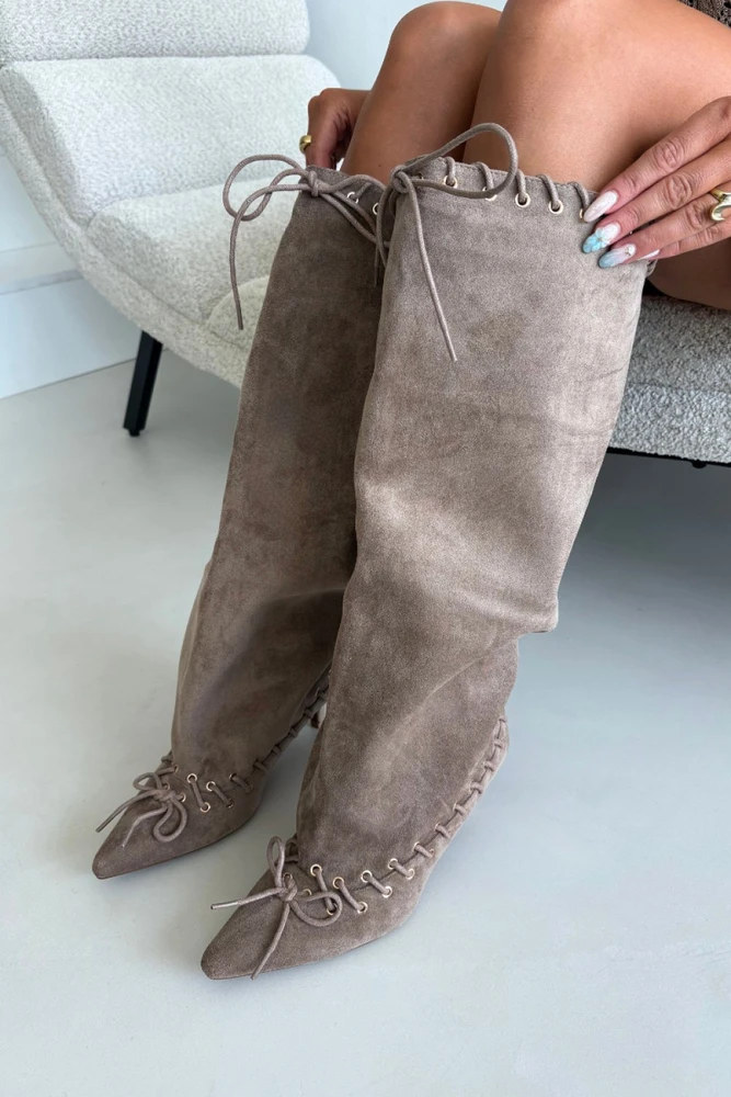 Ilgaauliai batai virš kelių su smailėjančia nosele Step in style