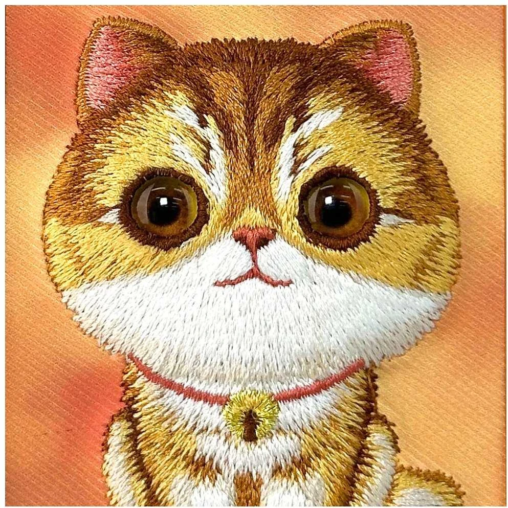 „Nimmy Big Eyed Pet 2.0“ katino formos dėklas, skirtas „iPhone 17 Pro“ - oranžinis