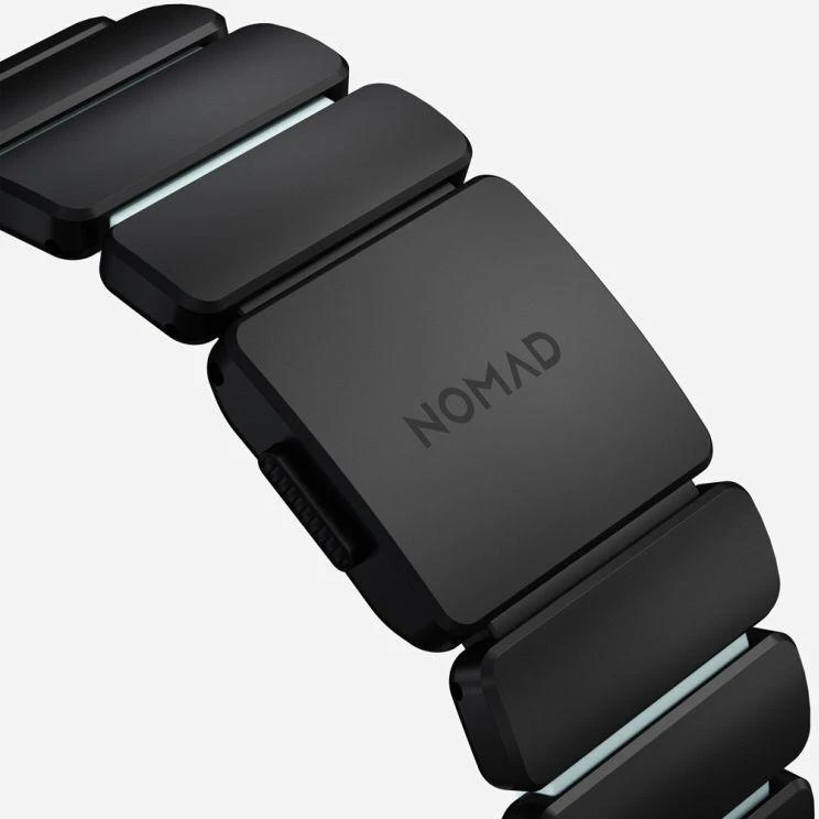 Nomad Stratos dirželis, juodo titano, švytinti ledinė mėlyna, FKM, Apple Watch 45/46/49 mm