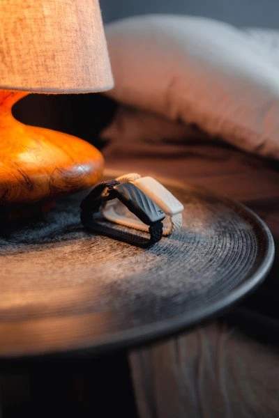 Kreminė tyliojo žadintuvo apyrankė Homedics WakeBand