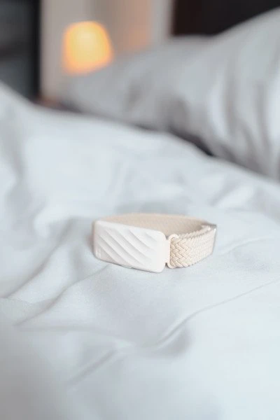 Kreminė tyliojo žadintuvo apyrankė Homedics WakeBand