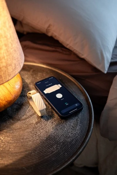 Kreminė tyliojo žadintuvo apyrankė Homedics WakeBand