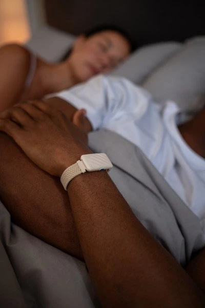 Kreminė tyliojo žadintuvo apyrankė Homedics WakeBand