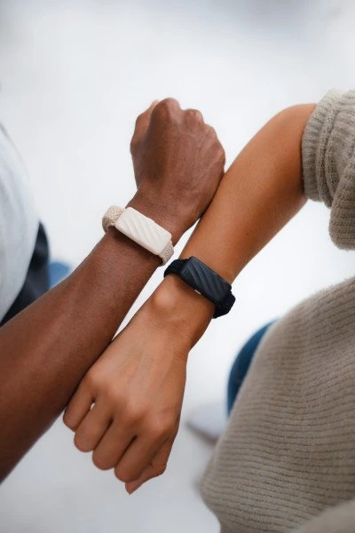 Kreminė tyliojo žadintuvo apyrankė Homedics WakeBand