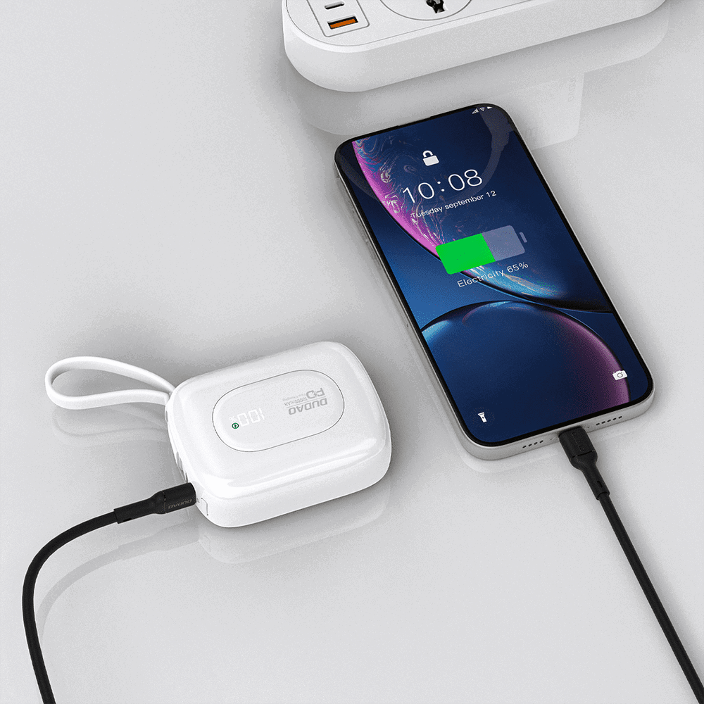 Dudao K32 22,5 W 10000 mAh išorinė baterija su integruotu USB-C / „Lightning“ laidu – baltos spalvos