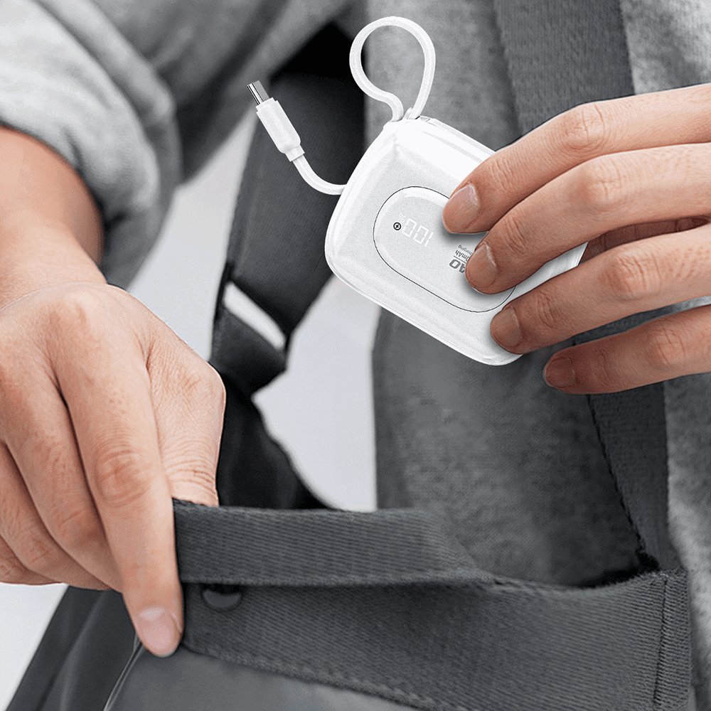 Dudao K32 22,5 W 10000 mAh išorinė baterija su integruotu USB-C / „Lightning“ laidu – baltos spalvos