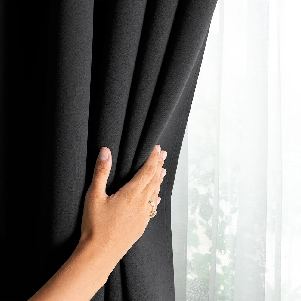 Juoda blackout užuolaida su klostėmis AmeliaHome 140 × 280 cm