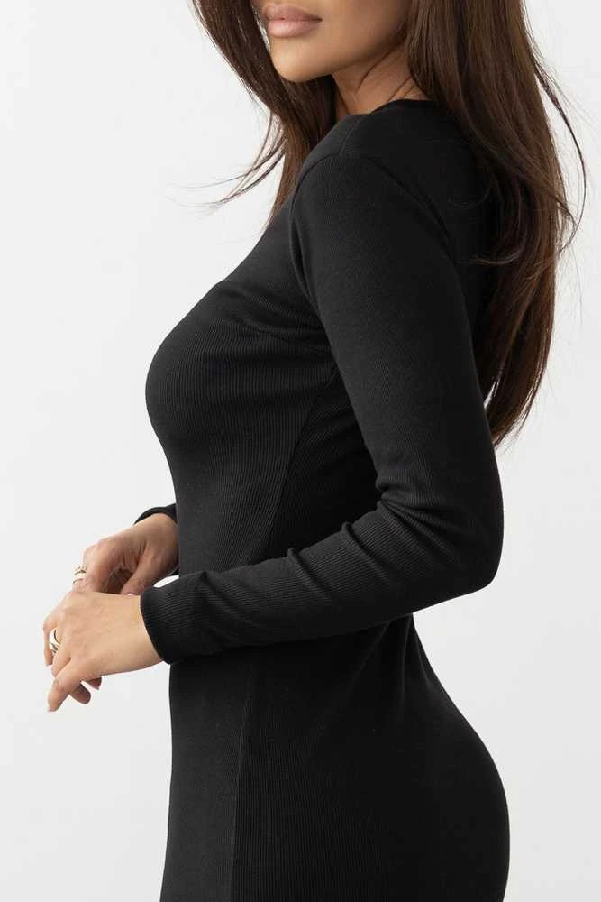 Juoda elastinga suknelė su iškirpte ROMANCE
