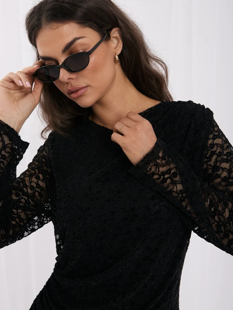 Juoda elegantiška mini suknelė su nėriniuotomis rankovėmis